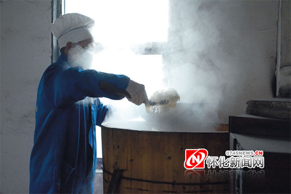 (用柴火和木甑蒸出来的糯米饭香气四溢。)