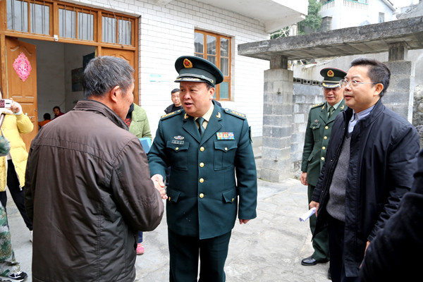 1月20日,州委常委,吉首军分区司令员张青勇来湘西经开区走访慰问困难