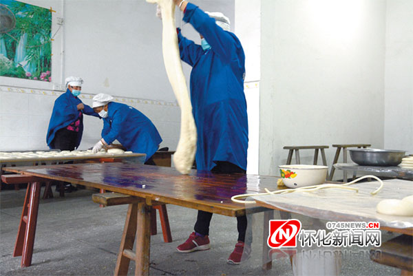 (白丝糯糍粑越甩越柔，韧劲越大，“甩粑”是个技术活。)
