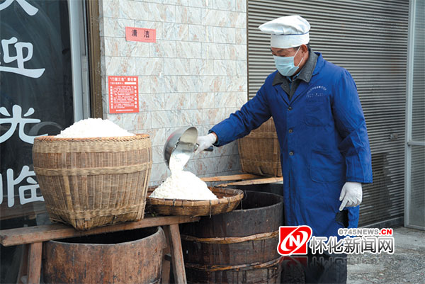 (村民将雪白的白丝糯米从山泉水中舀起沥干。)