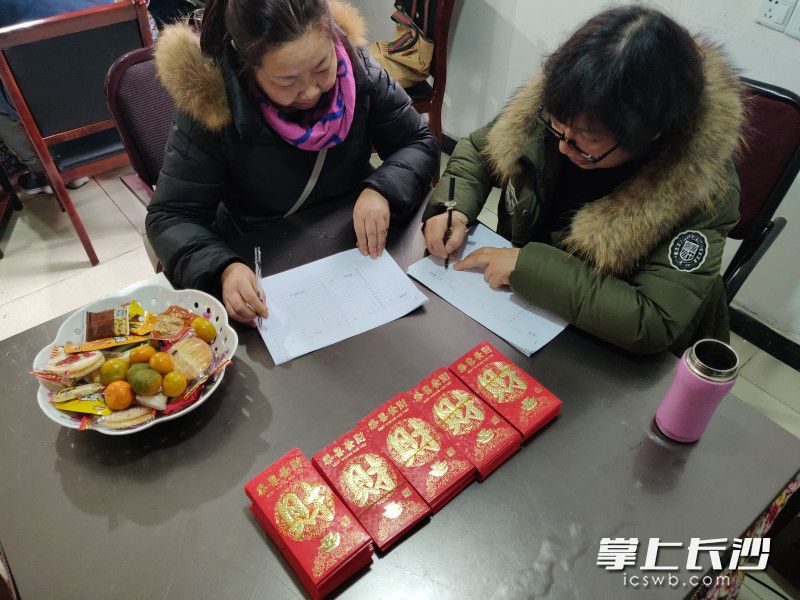 今天，丰园·中山小区全体140户业主每家每户都收到了400元红包。 长沙晚报通讯员 毛卓前 摄