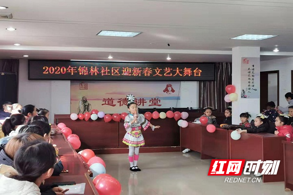 孩子正在表演节目 (1).jpg