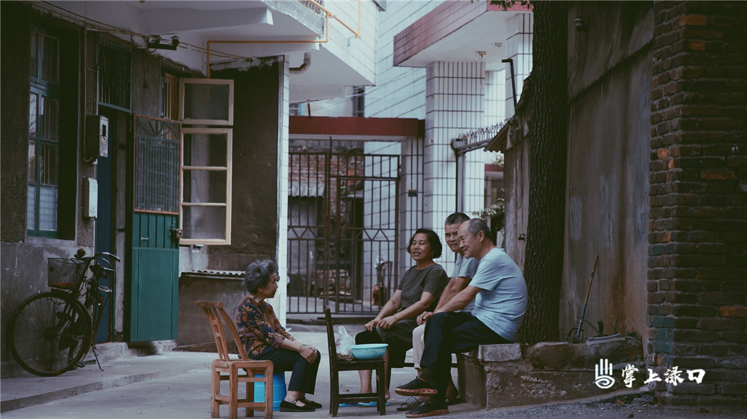 【图：吴肖俊 文：刘慧】 
路边围坐在一起“打港”的老街人，说起这条街的故事，总是滔滔不绝。