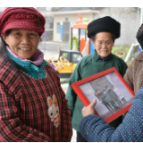 吉首大学研究生党员为留守湘西大山的老人孩子拍摄全家福