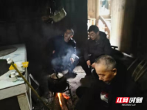 春风送暖入户来——永定区罗塔坪乡开展慰问困难党员活动