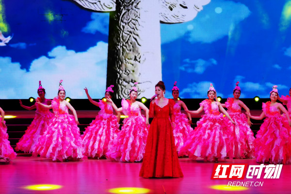 广东歌舞剧院独唱演员、中国留学人员联谊会海归艺术家委员会委员，出演过《图兰朵》《费加罗的婚礼》《原野》等多部中外歌剧的重要角色，多次随政府代表团出访国内外进行文化交流，还曾在人民大会堂登台演唱，被誉为“心系中华的灵魂歌者”“美丽的花城百灵”的著名青年女高音歌唱家陈筱棠压轴出场。