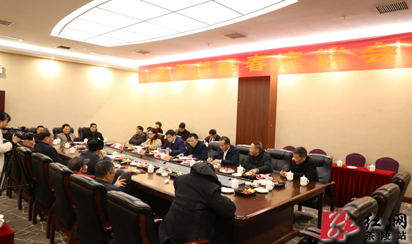 我县举行老干部迎新春座谈会
