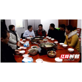 新春走基层丨隆回:县领导带队与易地搬迁群众吃年夜饭迎新春