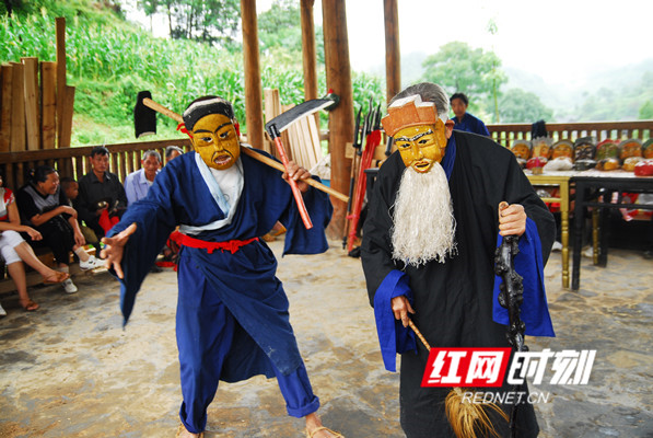 首批国家级非物质文化遗产——侗族傩戏“咚咚推”代表作品《跳土地》（张家流  摄）.JPG