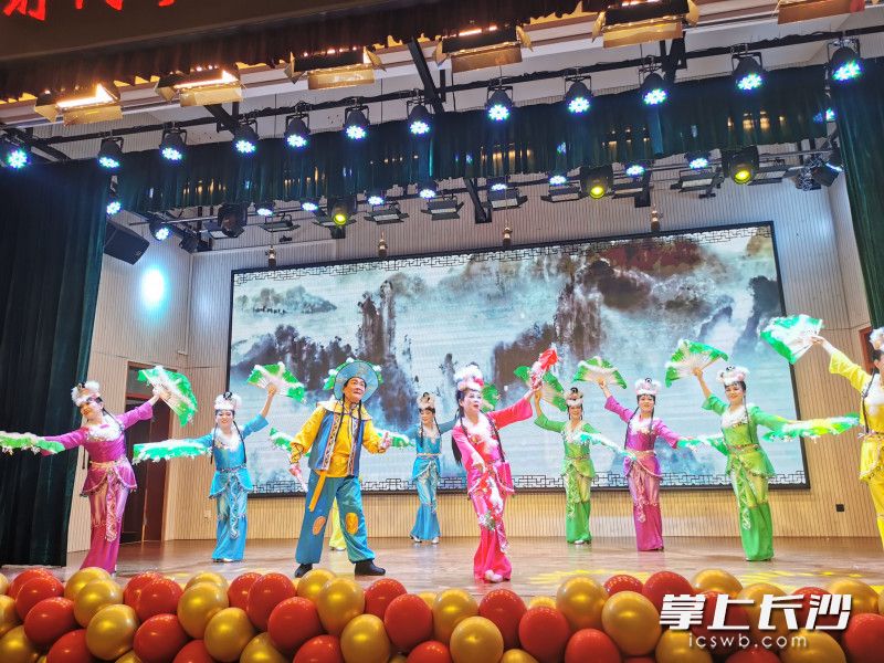 现场精彩的节目博得了阵阵掌声。 长沙晚报通讯员 谭芳 摄