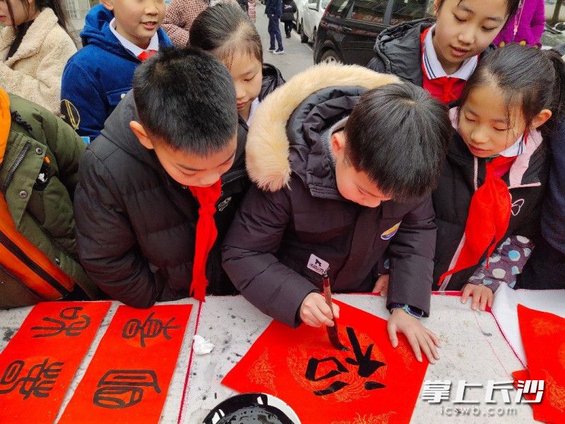 孩子们纷纷送“福”，祝福满满。 长沙晚报全媒体记者 周游 摄