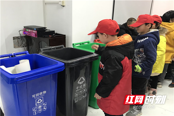 小小志愿者分类投放垃圾.JPG