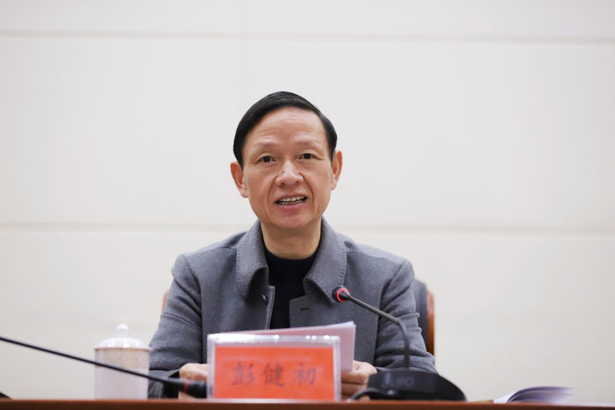 区委书记彭健初主持会议并讲话,区委副书记,区长李彦文传达省"两会"