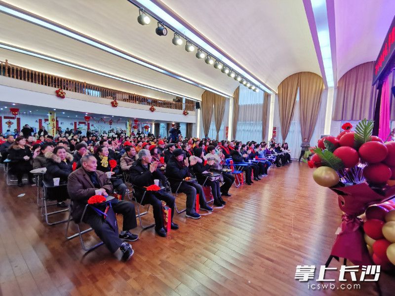 五里牌街道举行“奋斗新时代，圆梦小康年”社区春晚活动。 长沙晚报通讯员 谭芳 摄