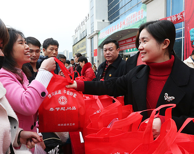 临武“温暖”农民工:情满旅途 平安回家
