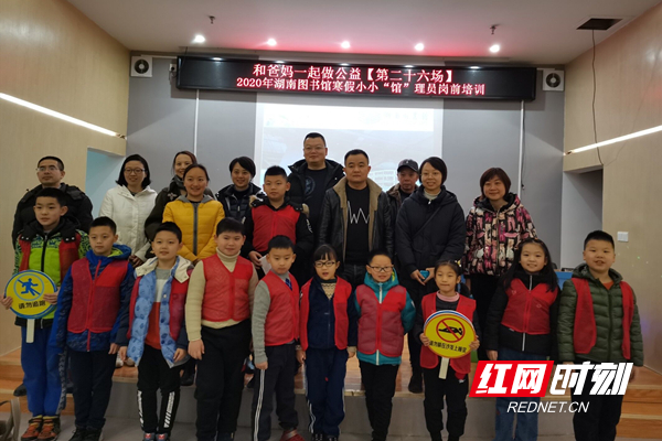 人民新村社区开展小小图书馆理员活动.jpg 人民新村社区开展小小图书馆理员活动.jpg