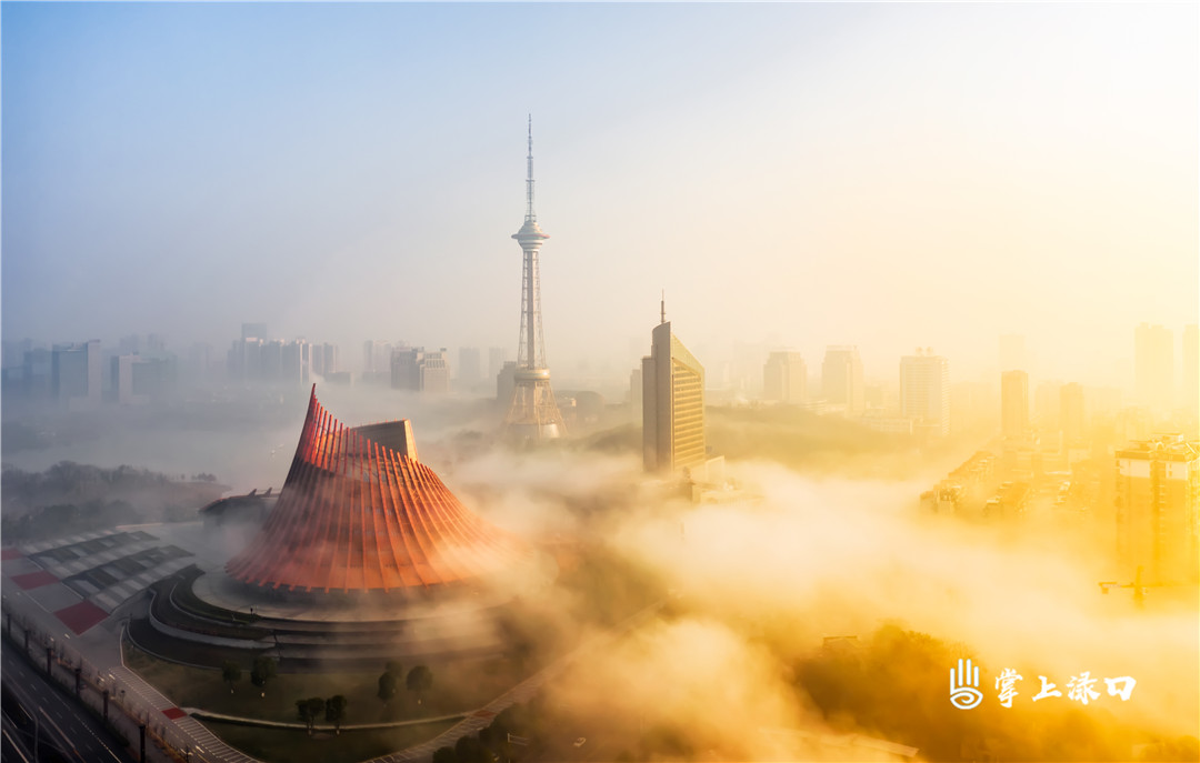 【图：咏洲 文：刘慧】
在株洲生活是一种怎样的感觉？大概是舒适、惬意。清晨，大雾将神农城“妆扮”起来，整座城市仿佛漂浮在云端。