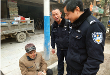 洪江市：扶老人的辅警们 帅呆了！