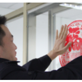 守岁人 | 交警汉子贴窗花 为敬老院老人送上满满年货