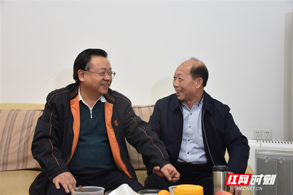 郴州市委书记易鹏飞在老干部赵毅拯家中,与他亲切话家常,聊发展.