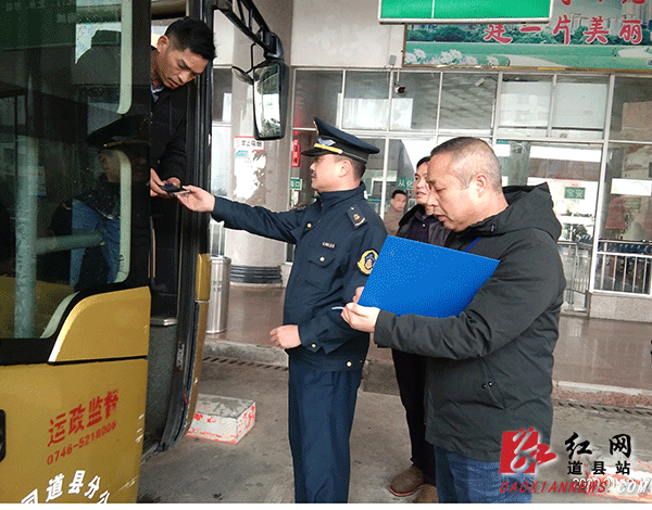 执法人员排查车辆安全.gif