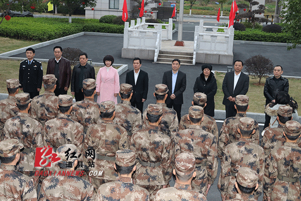 走访慰问驻道官兵.gif