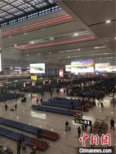 图为春运期间的贵阳北站。　杨茜 摄