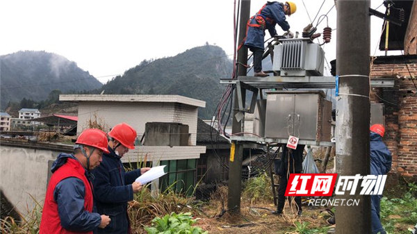 国网新化县供电公司炉观供电所组织对云溪一变突发故障冒雨开展紧急抢修，及时恢复了供电。