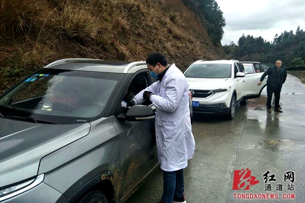 1.医务人员在湘桂省界对过往群众进行体温检测_副本.jpg