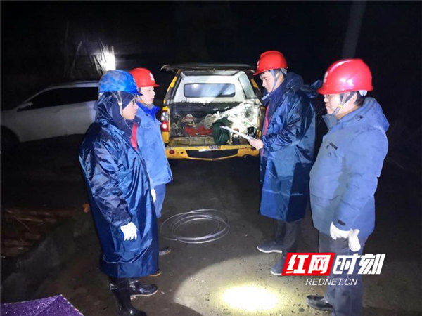 国网新化县供电公司配检中心对10千伏天凉线故障开展紧急抢修，及时恢复供电。
