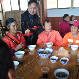 新春走基层丨江华水口镇：新年给环卫工人和楼栋长发红包