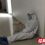 最帅睡姿！除夕夜里长沙医生身穿防护服靠墙睡着了