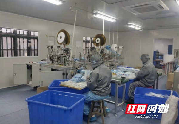 湖南智康医疗器械有限公司放弃春节休假组织工人赶制口罩等防控用品。