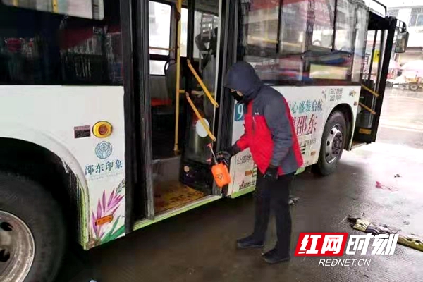 邵东公共汽车有限责任公司按规定对15条线路168台公交车进行全面消毒。