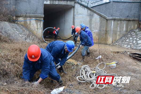 红网时刻1月25日讯（通讯员 刘萍 郭贤文）1月25日，大年初一，国网邵阳隆回县供电公司抢修人员在10千伏茶水线进行故障抢修，及时为当地百姓送光明。