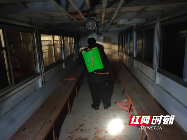 邵阳县对全县客渡船进行消毒，防控新型肺炎疫情邵阳海事在行动。