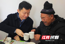 衡南县委书记除夕慰问值班人员和困难群众
