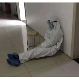 守岁也守护  一名长沙医生的“工作照”刷屏除夕夜