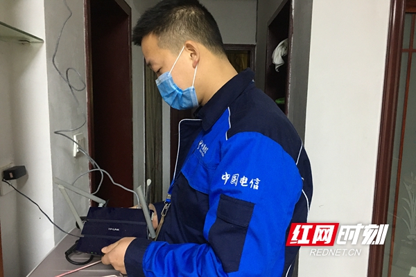 1月25日，鼠年正月初一，中国电信怀化分公司城东分局的装维工程师蓝芳勇在客户家中查修故障。_副本.jpg