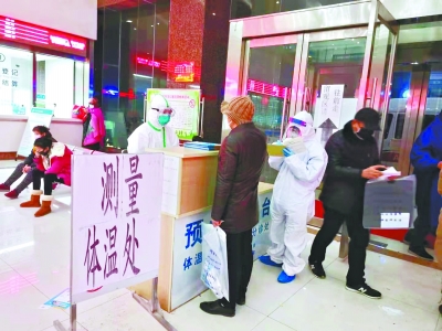 25日，到汉口医院发热门诊接受治疗检查的市民较前几天大幅减少，排队人数不多且秩序井然 长江日报记者柯美学 摄