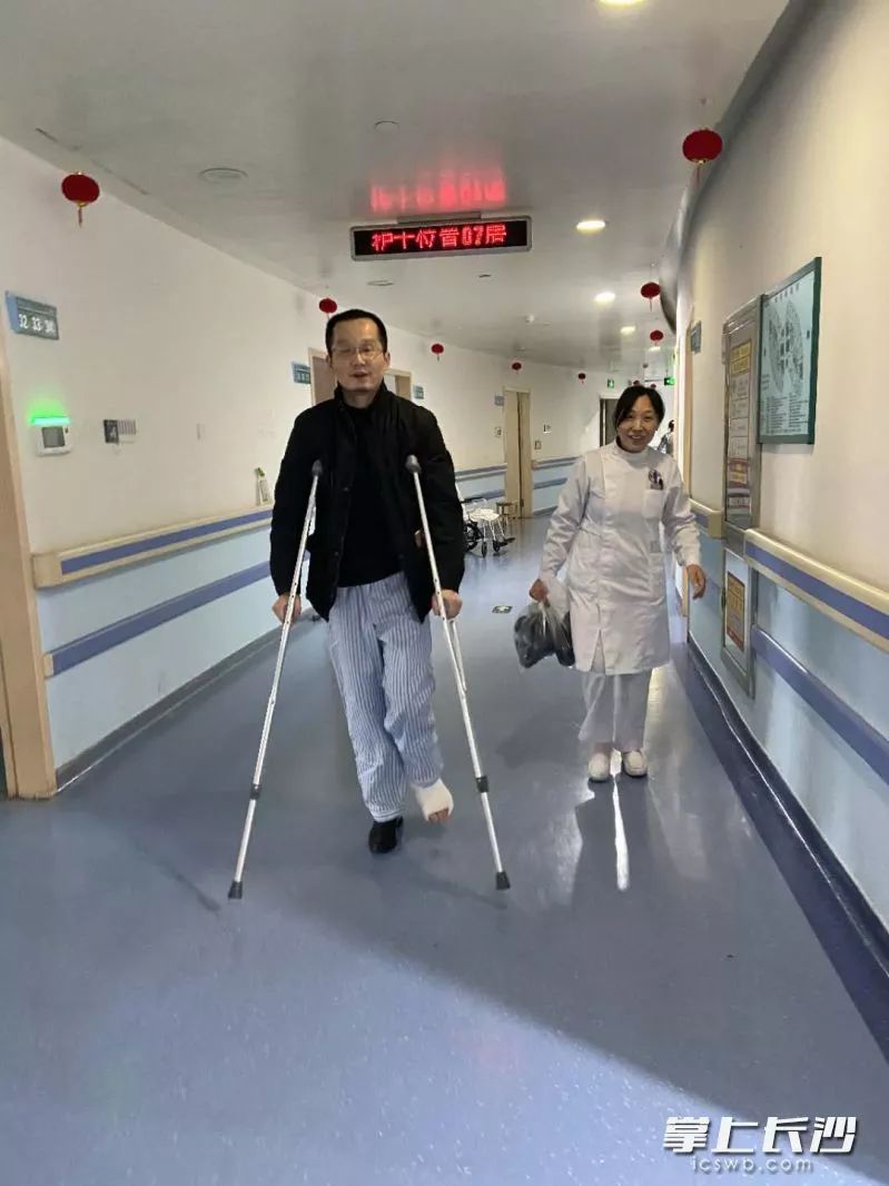 湖南省人民医院感染一科主任陈海鸥在撑着拐杖上班.