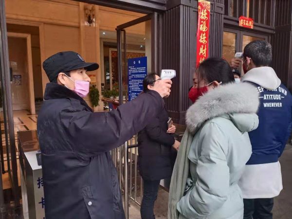 绿地中央小区对进出的居民进行测量体温.jpg