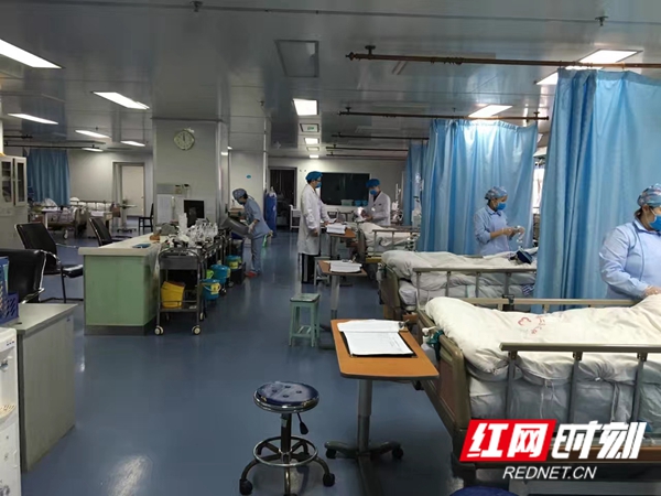 除夕夜，重症医学科（ICU）满负荷运作，医护人员主动放弃休假，全员上阵，其中还有位怀孕8月的孕妈也与大家一起为生命“守岁”。