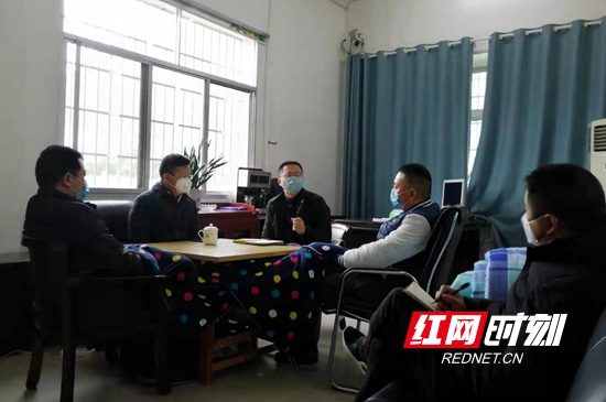 听取街道工作情况介绍.jpg