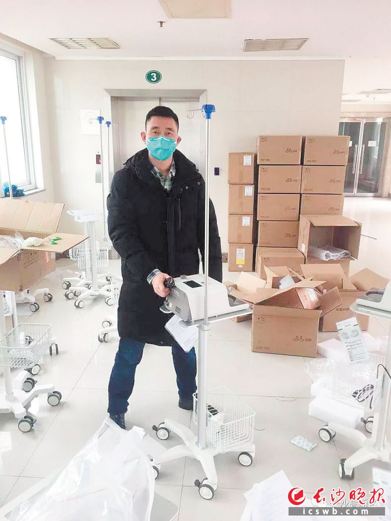 　　明康中锦客服中心负责人王晓波在武汉为医院安装设备。