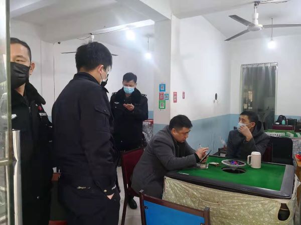 民警上门关停府后路麻将馆.jpg