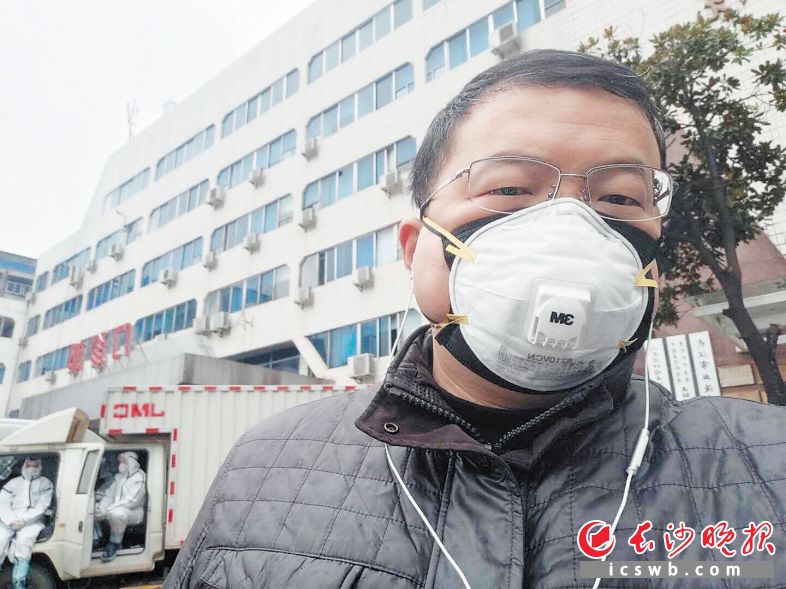 　　圣湘生物营销总监左威在武汉为医院客户送货。   均为企业供图