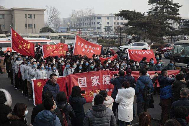 1月26日，由6家在京委属委管医院组建的一支121人编制国家援鄂抗疫医疗队驰援武汉。