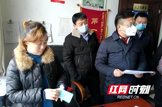 督查吴家峪社区防控工作.jpg