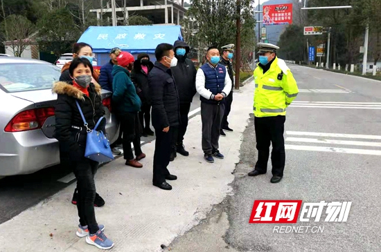 看望慰问检测点值班人员.jpg